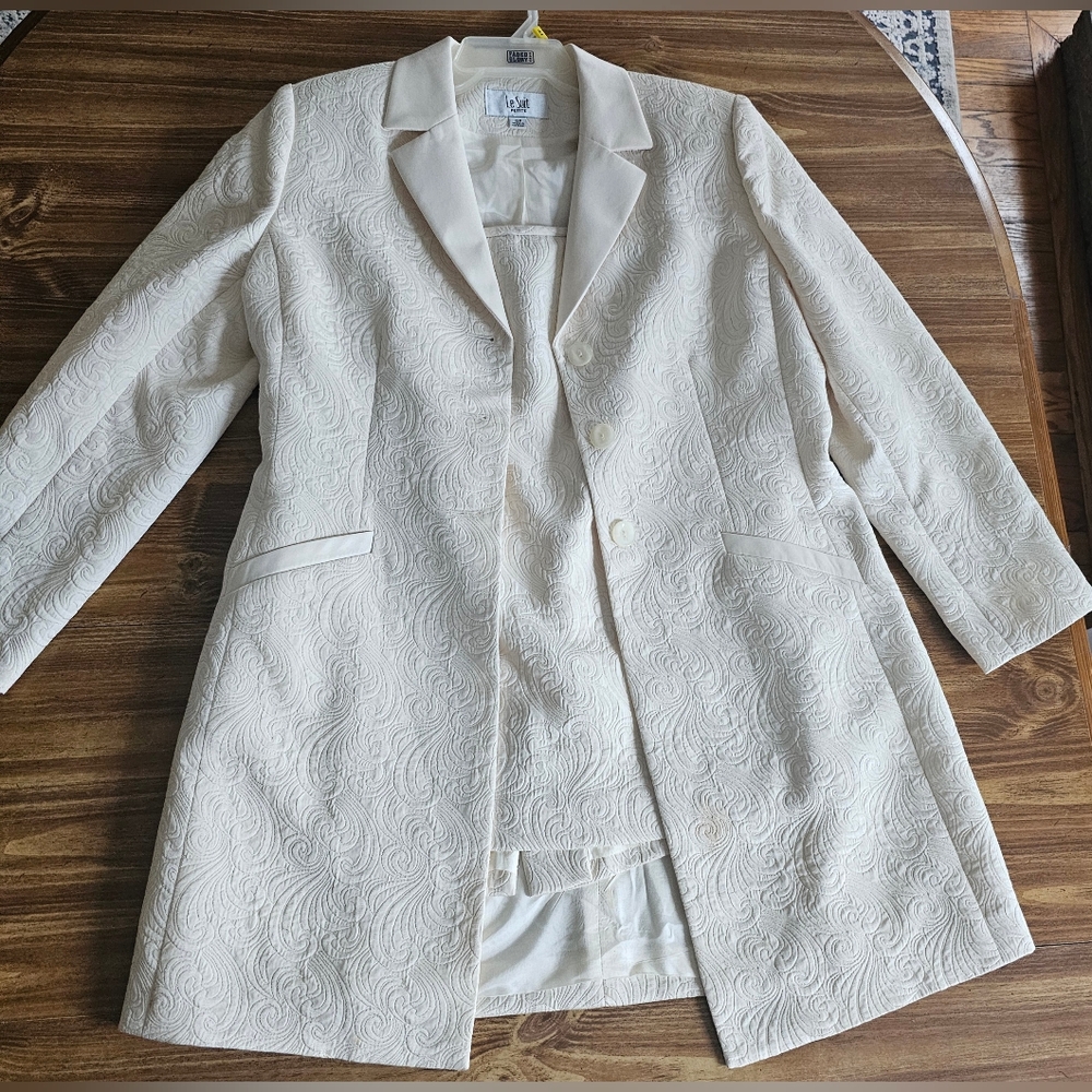 Le Suit 2pc suit set for a 12P woman.